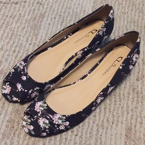 NWOT Peep-toe floral shoe